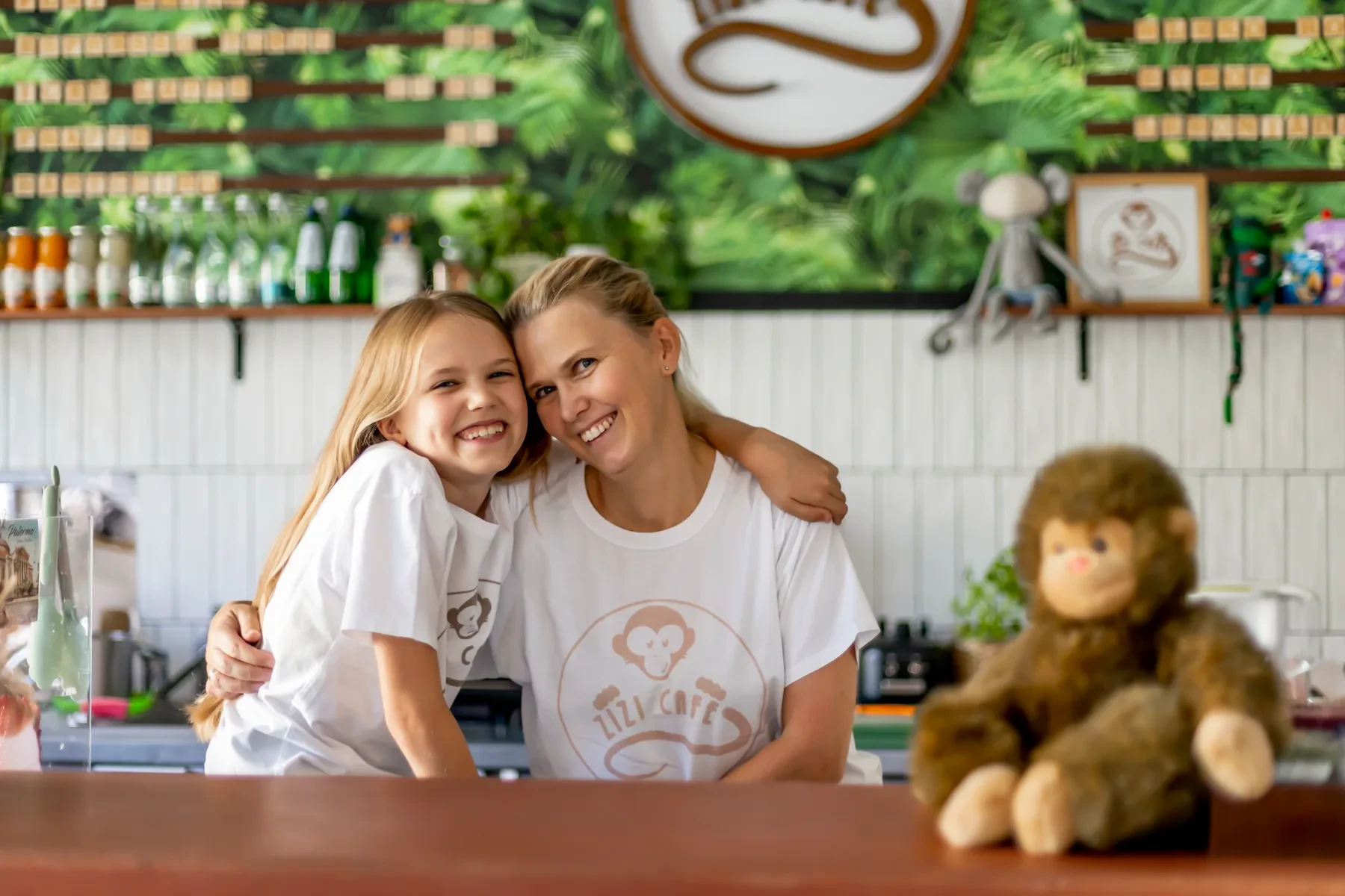 Ola Dzieciątko z córką za ladą Zizi Cafe